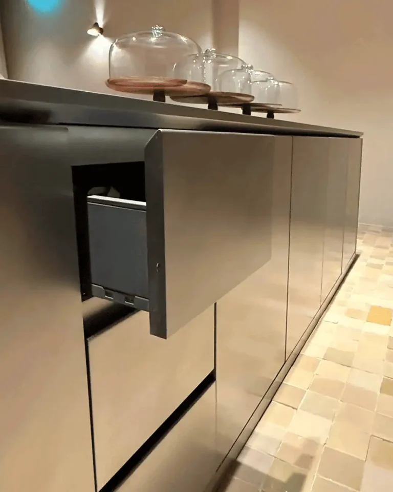 A custom metal café counter by Blok of Metal Fabrik for Peaks Café in Riyadh, Saudi Arabia.